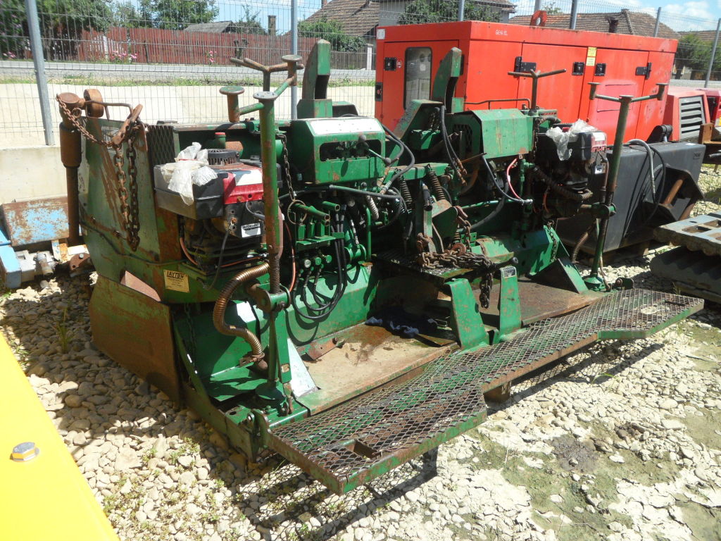 Pavator de asfalt tractat Layton F-525