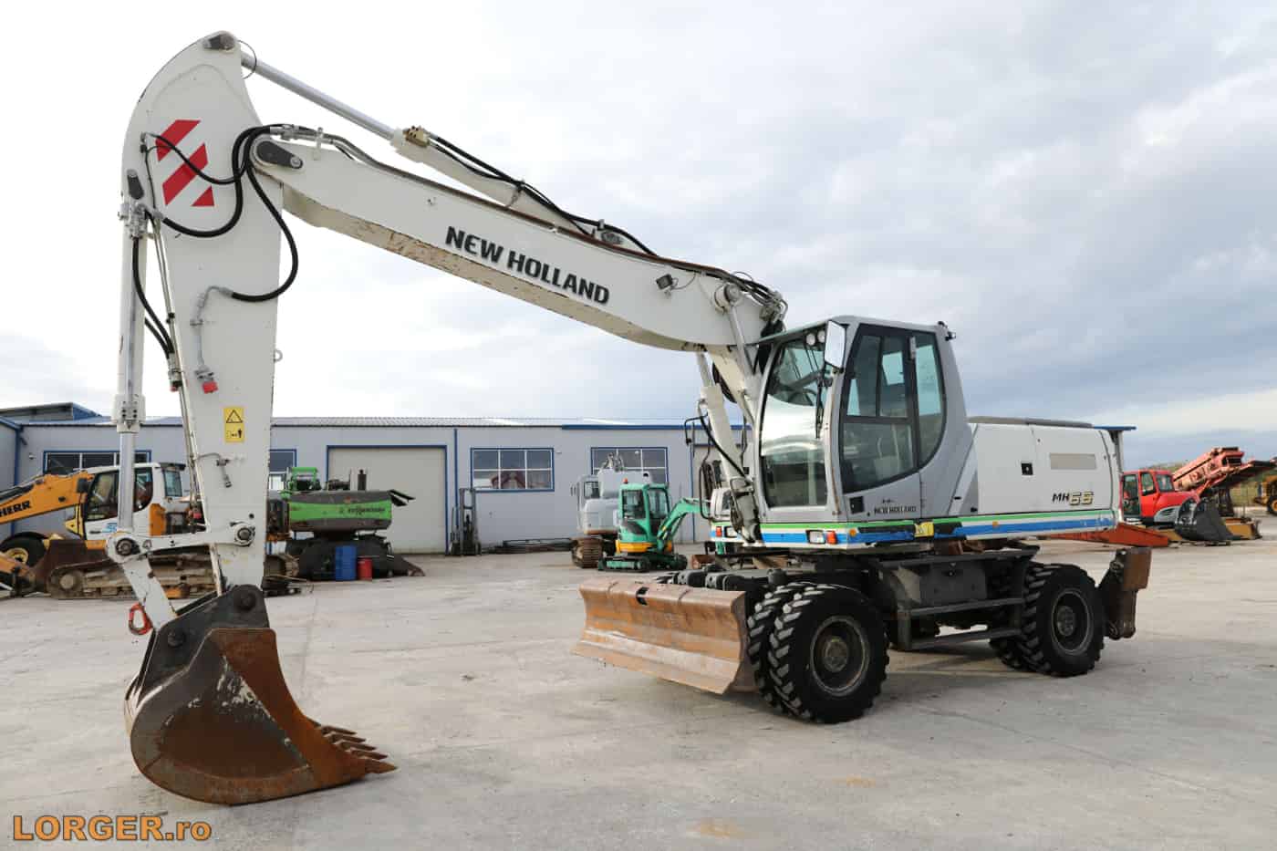 Excavator pe pneuri New Holland MH 6.6