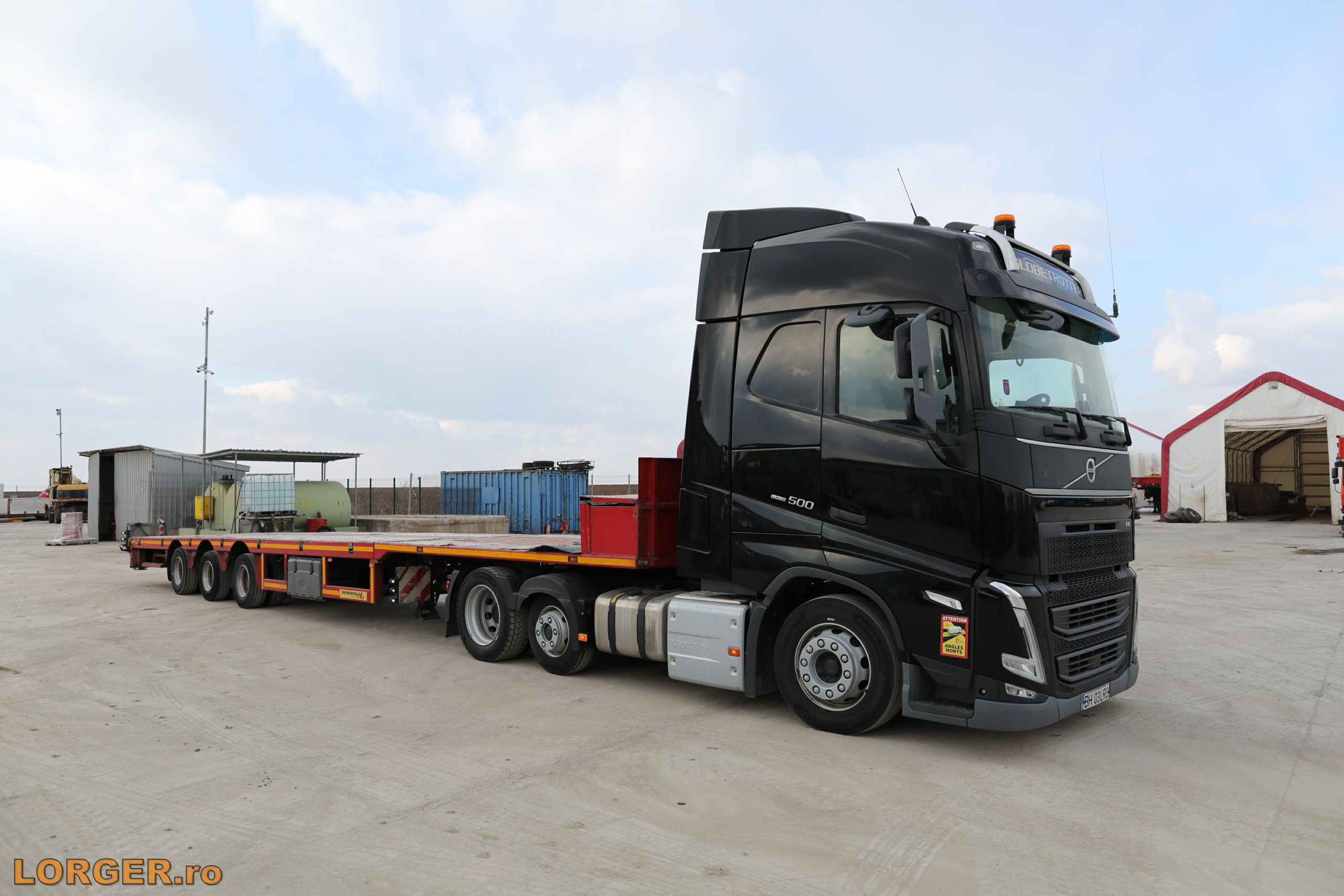 Cap tractor Volvo FH500 cu semiremorca platforma