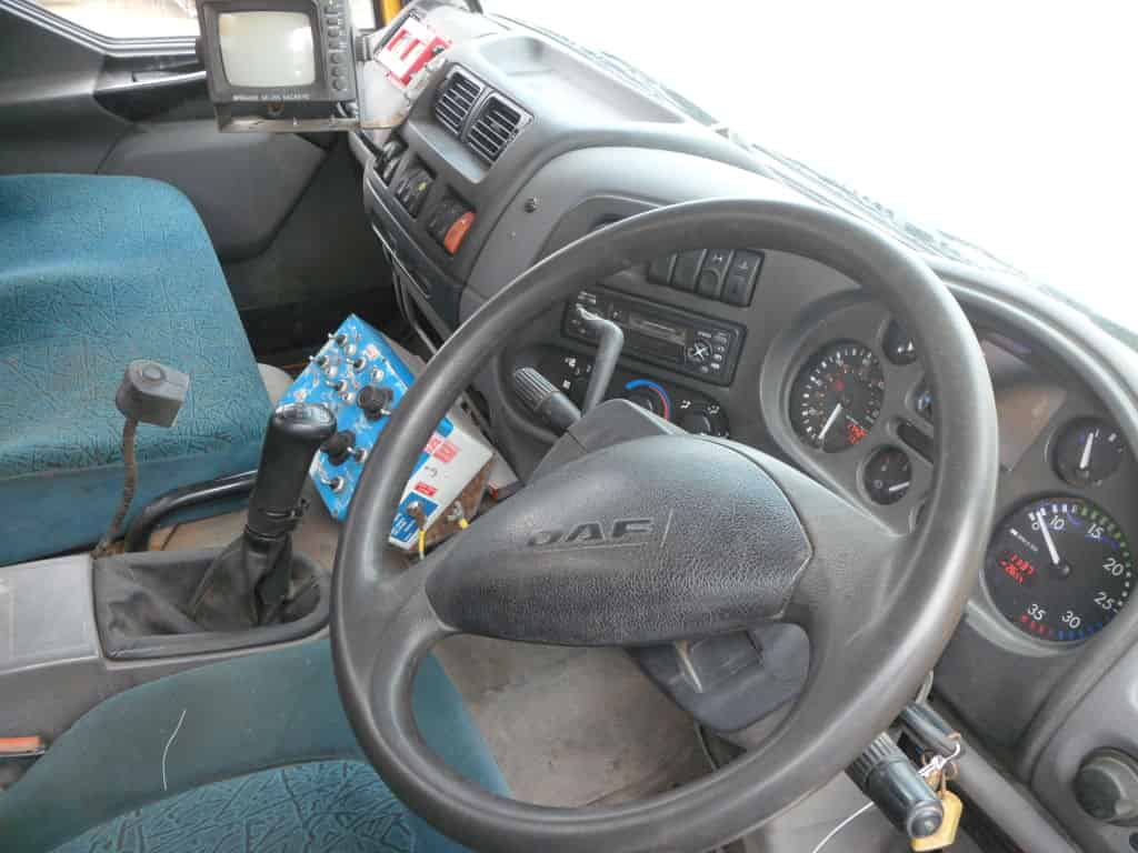 Autoutilitara DAF 55.170 cu sararita si lama zapada