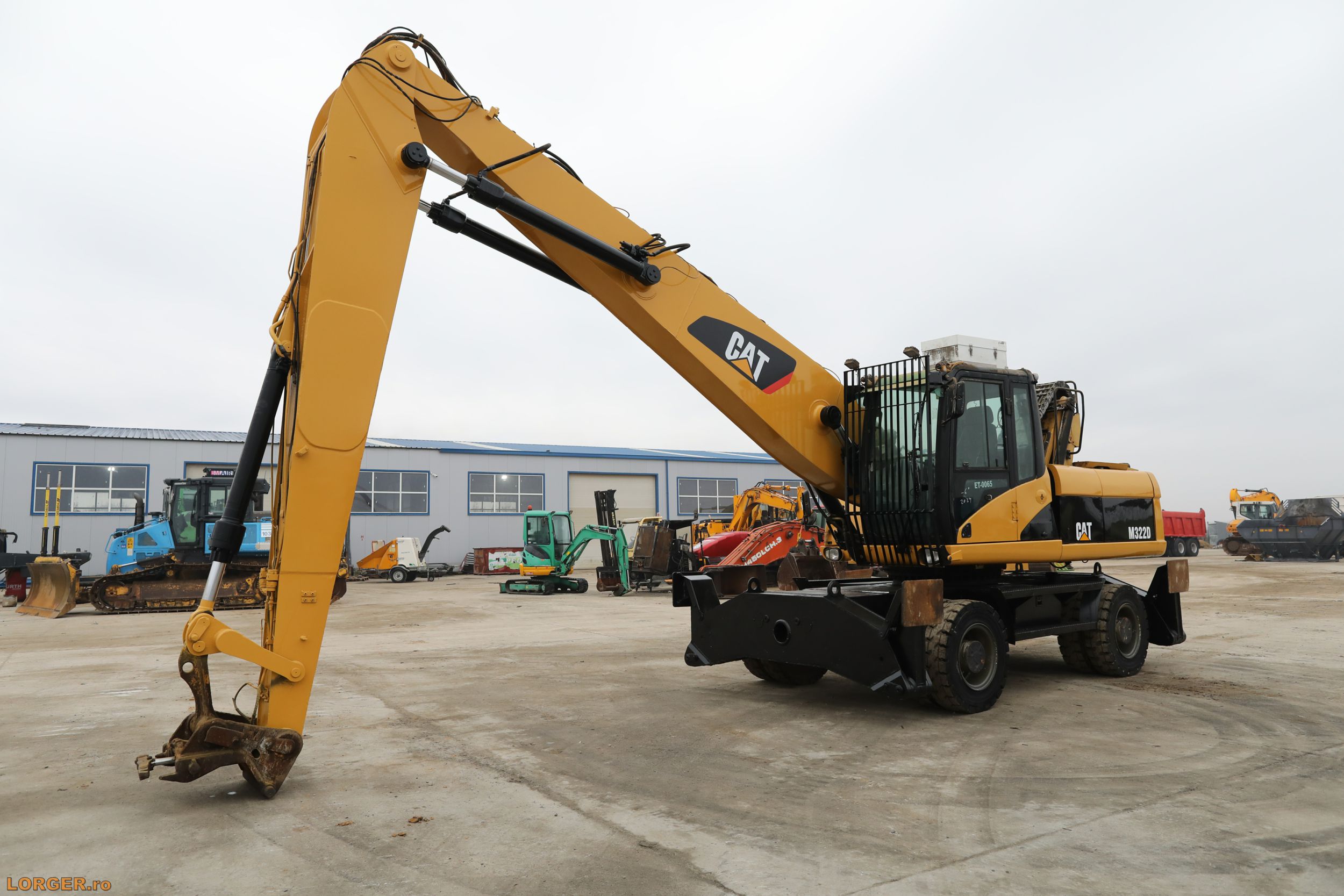 Excavator pe pneuri Caterpillar M322 D
