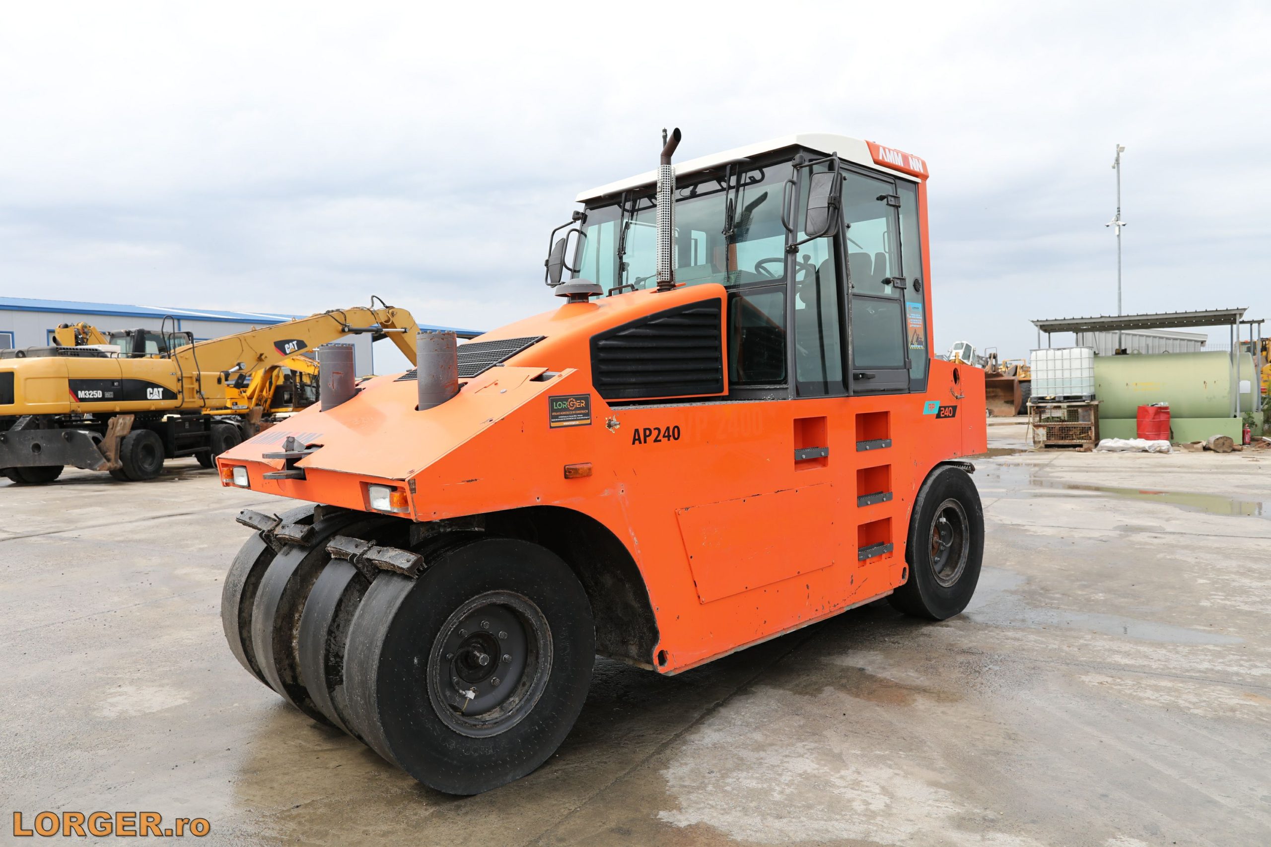 Compactor pe cauciucuri Ammann AP 240