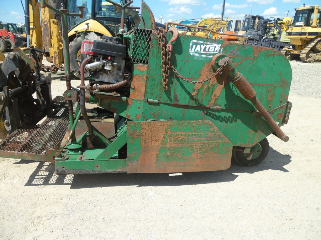 Pavator de asfalt tractat Layton F-525