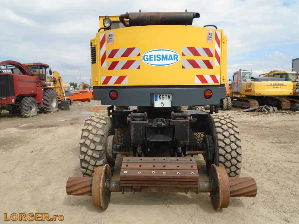 Excavator pe pneuri Geismar KGT-V pentru cale ferata