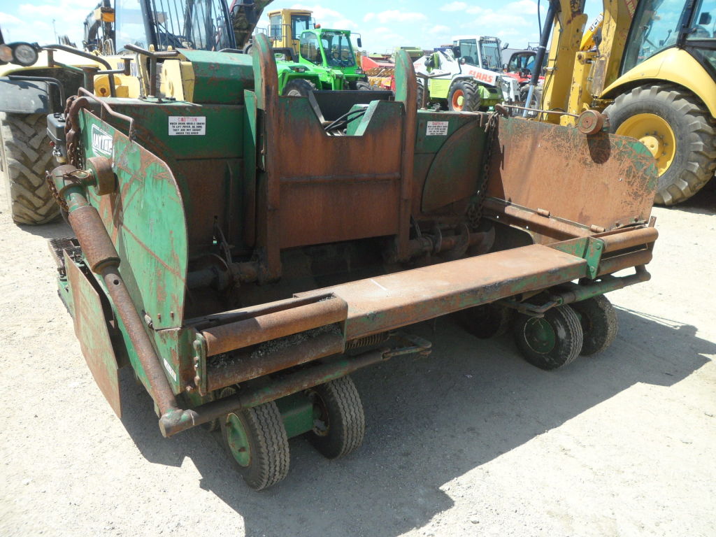 Pavator de asfalt tractat Layton F-525