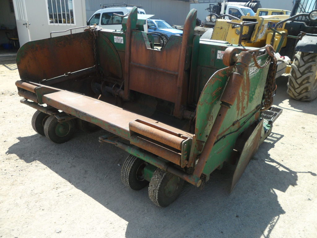 Pavator de asfalt tractat Layton F-525